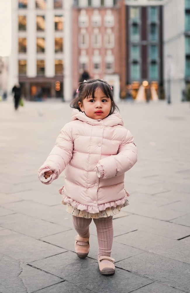 Tak kalah fantastis, dalam salah satu kesempatan di momen liburannya, Lily juga sempat terlihat mengenakan jaket tebal musim dingin berwarna pink. Jaket tersebut rupanya berasal dari MONCLER. Tazui Hooded Down Jacket dibanderol dengan harga sekitar Rp 10,4 juta. Foto: Instagram