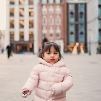 Tak kalah fantastis, dalam salah satu kesempatan di momen liburannya, Lily juga sempat terlihat mengenakan jaket tebal musim dingin berwarna pink. Jaket tersebut rupanya berasal dari MONCLER. Tazui Hooded Down Jacket dibanderol dengan harga sekitar Rp 10,4 juta. Foto: Instagram