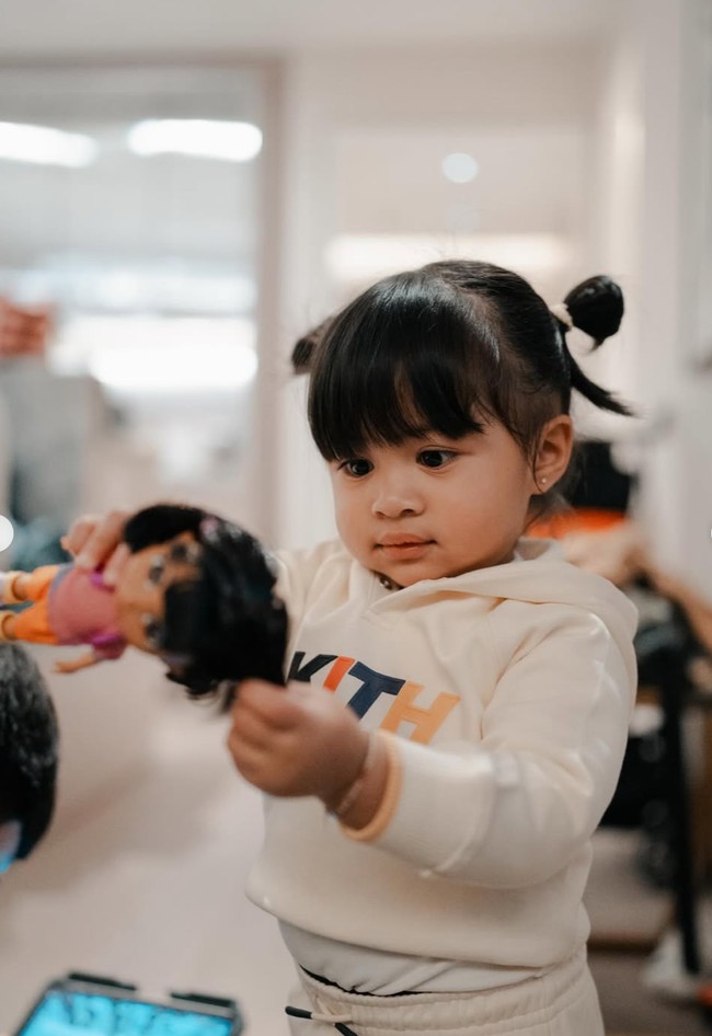 Dalam foto, Lily tampak tengah mengenakan setelan dari merek KITH. Atasan Kith Baby New York Nelson Hoodie dibanderol dengan harga sekitar Rp 1,2 juta. Sementara bawahannya, Kith Baby New York Liam Short bernilai sekitar Rp 945 ribu. Foto: Instagram