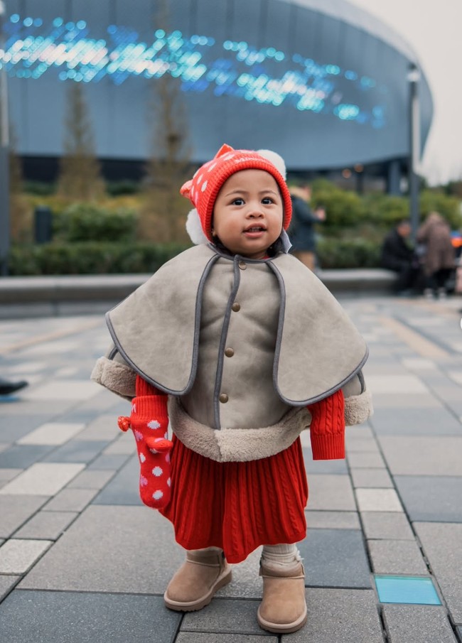 Kenakan cape berwarna coklat dipadukan dengan sarung tangan, topi, dan rok merak, Lily tampak menggemaskan. Cape tersebut diketahui berasal dari merek MARLMARL. Sonnet Mouton Greige dibanderol dengan harga sekitar Rp 4,1 juta. Foto: Instagram