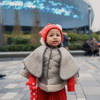 Kenakan cape berwarna coklat dipadukan dengan sarung tangan, topi, dan rok merak, Lily tampak menggemaskan. Cape tersebut diketahui berasal dari merek MARLMARL. Sonnet Mouton Greige dibanderol dengan harga sekitar Rp 4,1 juta. Foto: Instagram