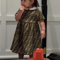 Dalam salah satu kesempatan Lily juga sempat terlihat mengenakan dress branded yang bernilai tak kalah fantastis. Dress coklat yang satu ini berasal dari merek Fendi. Kids FF-logo short-sleeve dress itu dibanderol dengan harga sekitar Rp 11,1 juta. Foto: Instagram
