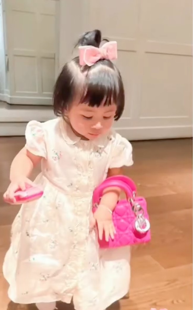 Tak hanya baju branded, aksesori mewah juga turut melengkapi gaya Lily, salah satunya tas pink ini. Bukan tas sembarangan, meski berukuran kecil namun tas tersebut berasal dari merek Dior yang bernilai fantastis, mencapai Rp 71 juta. Foto: Instagram