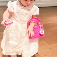 Tak hanya baju branded, aksesori mewah juga turut melengkapi gaya Lily, salah satunya tas pink ini. Bukan tas sembarangan, meski berukuran kecil namun tas tersebut berasal dari merek Dior yang bernilai fantastis, mencapai Rp 71 juta. Foto: Instagram