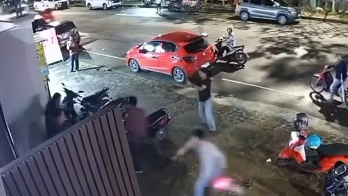 Seorang sekuriti di Makassar dikeroyok enam pria setelah dituduh mencuri HP. Polisi tangkap empat pelaku, dua lainnya masih diburu.