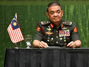 Eks Kepala Angkatan Darat Malaysia dan 2 Istrinya Ditahan terkait Korupsi