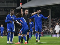 Terbaru, Marc Cucurella kena kartu merah saat Chelsea kalah dari Fulham 1-2, Kamis (8/1). Cucurella sebagai orang terakhir jatuhkan Wilson (Getty Images/Vince Mignott/MB Media)