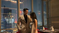 Pasangan yang melangsungkan pernikahan ini juga sering makan malam romantis. Ini salah satu momen mereka makan di sebuah restoran dengan pemandangan city view Jakarta. Foto: Instagram/@yourminbite