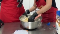 Minbite dan Indian Akbar juga sering membagikan momen romantis. Salah satunya ketika Minbite mengajarkan sang kekasih untuk belajar membuat cookies. Foto: Instagram/@yourminbite