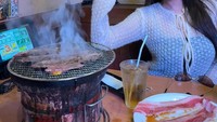 Wanita dengan sapaan akrab Kak Biba itu juga sering membagikan momen kuliner. Salah satunya ketika menikmati yakiniku di sebuah restoran di Jepang. Foto: Instagram/@yourminbite