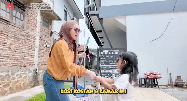 Di usianya yang baru 3 tahun, Moana sudah memiliki kos-kosan sendiri. Kos-kosan tersebut merupakan warisan dari sang bunda, Ria Ricis. Foto: YouTube/Ricis Official