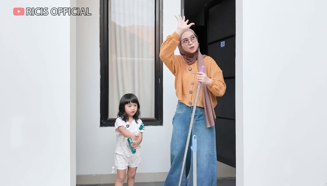 Kos-kosan yang diwariskan ke Moana itu terdiri dari 8 kamar. Dalam salah satu video di akun YouTube miliknya, Ricis bersama Moana sempat terlihat mendatangi kos-kosan miliknya dan bersih-bersih di sana. Foto: YouTube/Ricis Official