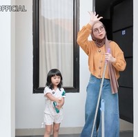 Kos-kosan yang diwariskan ke Moana itu terdiri dari 8 kamar. Dalam salah satu video di akun YouTube miliknya, Ricis bersama Moana sempat terlihat mendatangi kos-kosan miliknya dan bersih-bersih di sana. Foto: YouTube/Ricis Official