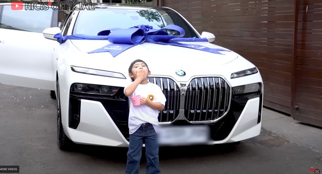Tak hanya kos-kosan, Moana juga sudah memiliki mobil mewahnya sendiri. Mobil tersebut juga merupakan pemberian dari ibundanya, Ria Ricis. Foto: YouTube/Ricis Official
