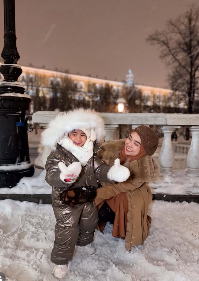 Lahir pada 26 Juli 2022, pemilik nama lengkap Cut Raifa Aramoana kini berusia 3 tahun. Karena kedua orangtuanya yang sudah bercerai, Moana terlihat lebih banyak menghabiskan waktu berlibur bersama sang mama. Foto: Instagram/@riaricis1795