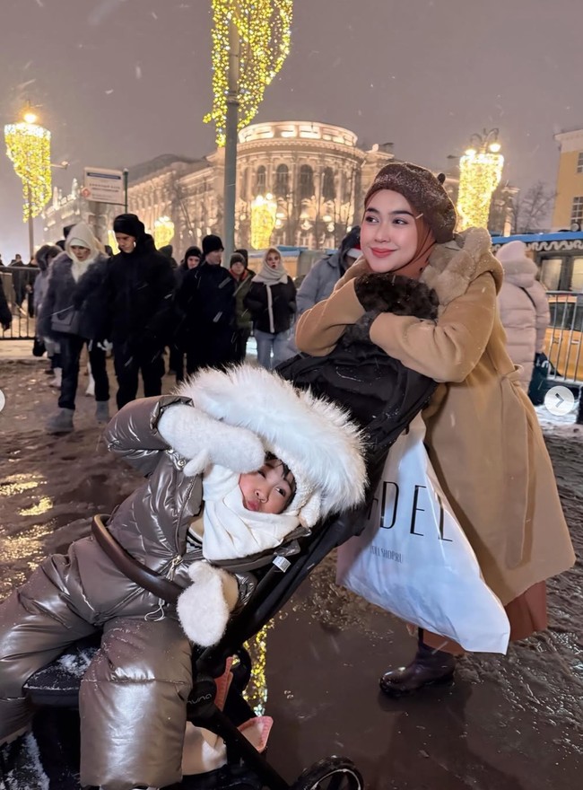 Baru-baru ini Moana dan Ricis tampak menghabiskan waktu liburan bersama ke Moscow. Keduanya tampil kompak dalam balutan busana musim dingin bernuansa coklat. Foto: Instagram/@riaricis1795