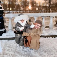 Moana dan Ricis tampak asik menikmati musim dingin di sana dengan bermain salju. Meski tanpa sang ayah, Moana tetap terlihat bahagia bisa menghabiskan waktu bersama ibunya. Foto: Instagram/@riaricis1795