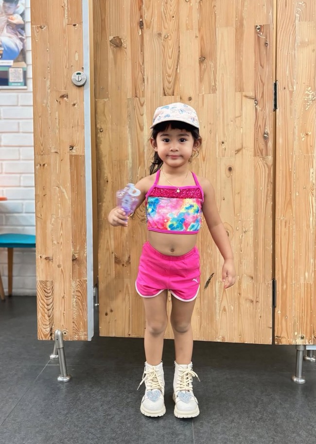 Ricis tampaknya juga suka mendandani sang putri dengan busana yang stylish. Kenakan crop top tanpa lengan dan celana pendek pink, penampilan Moana terlihat on point. Penampilannya itu juga dilengkapi dengan sepasang sepatu high-top sneakers putih. Foto: Instagram/@riaricis1795
