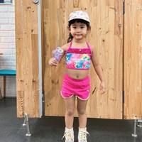 Ricis tampaknya juga suka mendandani sang putri dengan busana yang stylish. Kenakan crop top tanpa lengan dan celana pendek pink, penampilan Moana terlihat on point. Penampilannya itu juga dilengkapi dengan sepasang sepatu high-top sneakers putih. Foto: Instagram/@riaricis1795