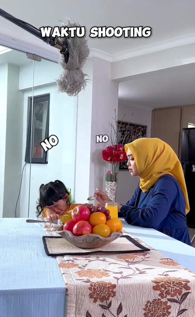 Walaupun masih kecil namun Moana juga sudah terlihat jago akting. Saat syuting bersama sang mama, Moana terlihat dapat mengikuti arahan dan berakting natural. Foto: Instagram/@riaricis1795