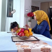 Walaupun masih kecil namun Moana juga sudah terlihat jago akting. Saat syuting bersama sang mama, Moana terlihat dapat mengikuti arahan dan berakting natural. Foto: Instagram/@riaricis1795