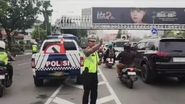 Mobil jenis SUV menabrak pembatas (barrier) beton di Jalan Jenderal Ahmad Yani, Kota Bekasi dan memicu kemacetan. Polisi mengatur lalin dan bersihkan puing. (dok Istimewa)