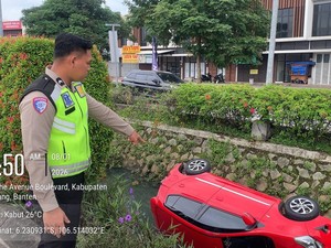 Sopir Diduga Ngantuk, Mobil Nyemplung ke Kali di Cikupa Tangerang