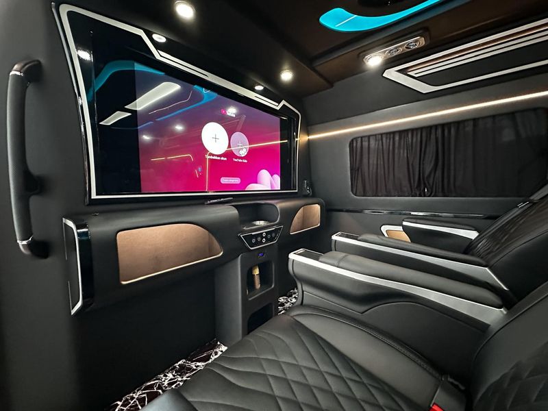 Modifikasi interior Toyota Hiace oleh Hardy Classic