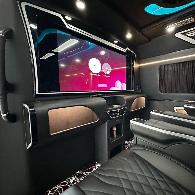 Modifikasi Interior Toyota Hiace yang Bikin Alphard Minder