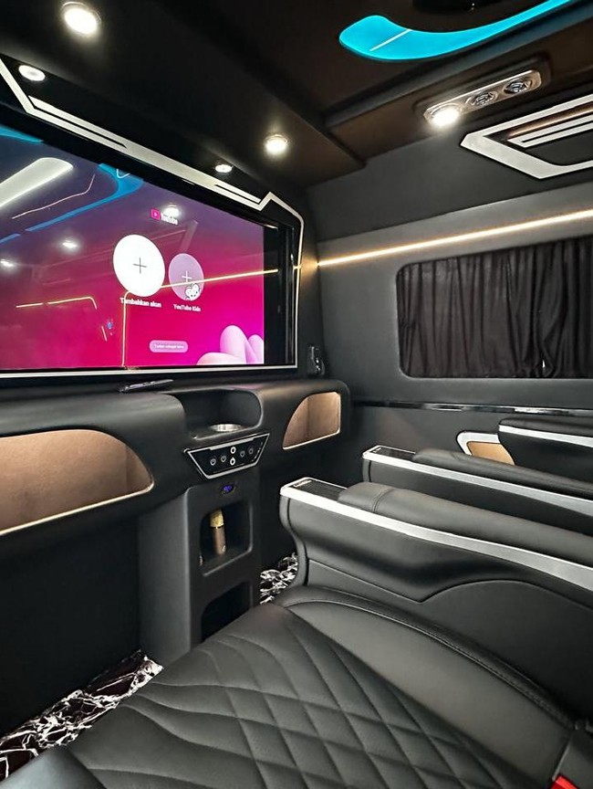 Modifikasi Interior Toyota Hiace yang Bikin Alphard Minder