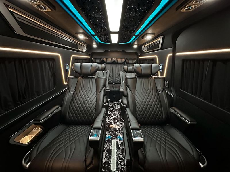 Modifikasi interior Toyota Hiace oleh Hardy Classic