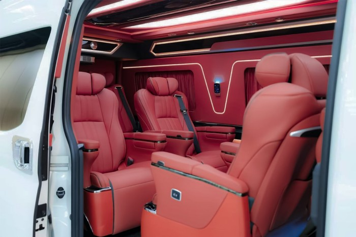 Naik Kelas, Interior Toyota Hiace Disulap Jadi Mewah: Cuma Muat 8 Orang