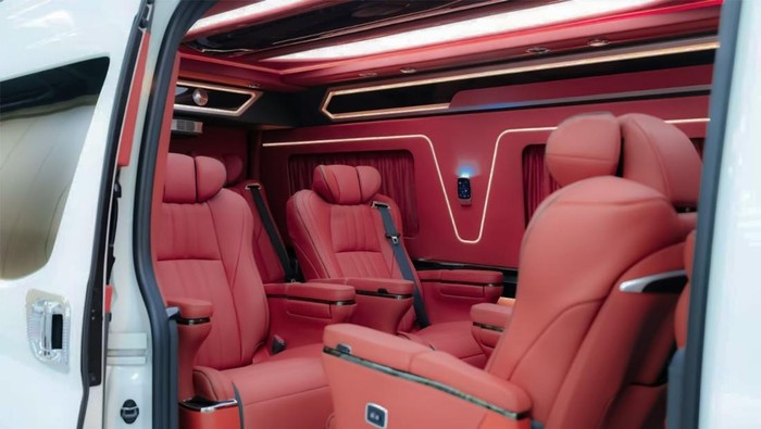 Naik Kelas, Interior Toyota Hiace Disulap Jadi Mewah: Cuma Muat 8 Orang