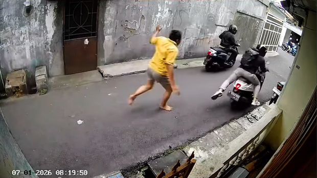 Momen pelaku curanmor dar-der-dor mengumbar tembakan menimbulkan suasana horor di TKP curanmor di Jalan Andong 2, Kota Bambu Selatan, Palmerah, Jakbar. (dok Istimewa)