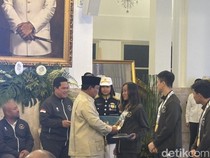 Video Momen Prabowo Hitung 5 Medali Emas Milik Martina Ayu