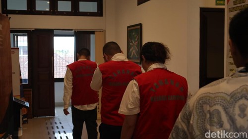 Mungunjiguur, Zolzaya, dan Sanjakhaand digiring keluar dari ruang sidang ke ruang tahanan di PN Gianyar, Kamis (8/1/2026).