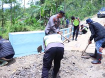 Polres Pekalongan Bareng Warga Rampungkan Jembatan Trajumas-Bodas