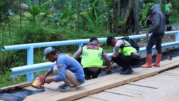 Njagani Jateng Personel Polres Pekalongan bersama warga saat bekerja bakti membangun jembatan penghubung Desa Trajumas dan Desa Bodas di Kecamatan Kandangserang, Rabu (7/1/2026).