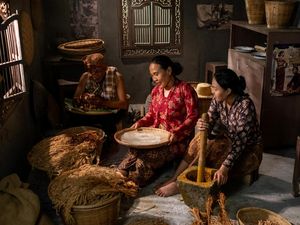 12 Contoh Etika Jawa dalam Kehidupan Sehari-hari, Andhap Asor-Empan Papan