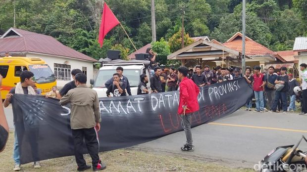 Sejumlah mahasiswa dari kader Himpunan Mahasiswa Islam (HMI) melakukan demonstrasi dengan menutup Jalan Trans Sulawesi di Kota Palopo, Sulawesi Selatan (Sulsel).