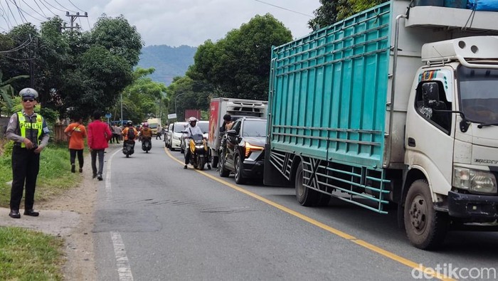Mahasiswa Demo Tutup Jalan Trans Sulawesi di Palopo, Lalin Macet 3 Km