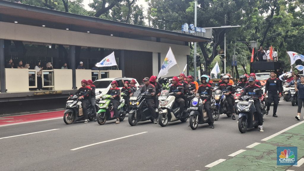 Para buruh mulai memadati Jalan Medan Merdeka Selatan, tepat di depan Gedung BSI Tower, untuk menggelar aksi demo, Kamis (8/1/2026). (CNBC Indonesia/Chandra Dwi Pranata)