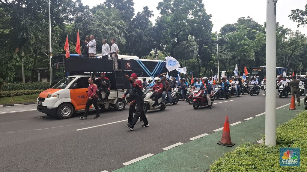 Para buruh mulai memadati Jalan Medan Merdeka Selatan, tepat di depan Gedung BSI Tower, untuk menggelar aksi demo, Kamis (8/1/2026). (CNBC Indonesia/Chandra Dwi Pranata)