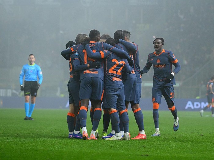 PARMA, ITALY - JANUARY 07:  Marcus Thuram of FC Internazionale celebrates with team-mates after scoring the goal during the Serie A match between Parma Calcio 1913 and FC Internazionale at Stadio Ennio Tardini on January 07, 2026 in Parma, Italy. (Photo by Mattia Pistoia - Inter/Inter via Getty Images)