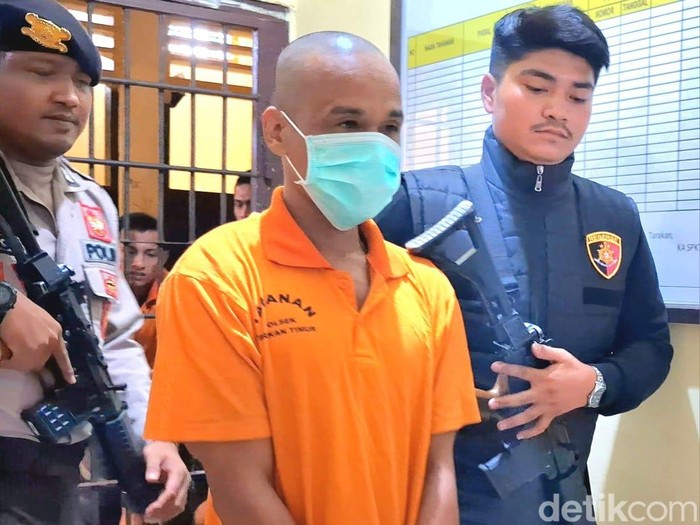 Pelaku pembacokan tetangga saat digiring petugas dalam Press Release di Polsek Tarakan Timur.