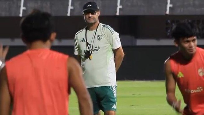 Pelatih PSM Makassar Tomas Trucha saat memimpin official training jelang melawan Bali United di Stadion Gelora BJ Habibie.