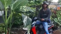 Momen Kocak Pemotor Pura-pura Beli Kembang Usai Keciduk Lawan Arah