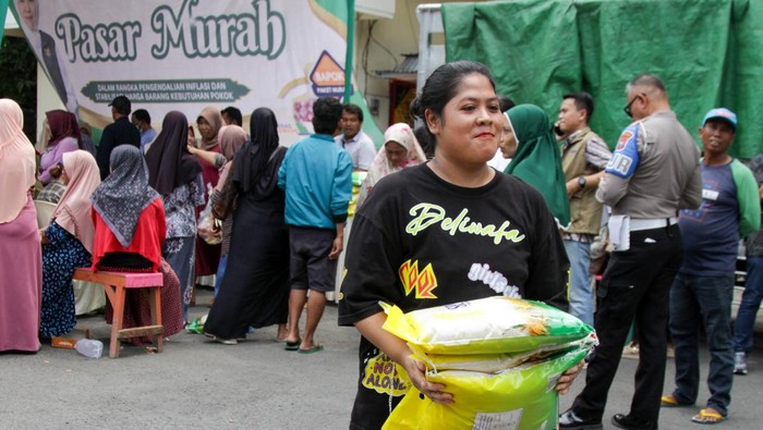 Warga membawa beras medium SPHP dan kebutuhan pokok yang dibeli saat pasar murah di Tanggulangin, Sidoarjo, Jawa Timur, Kamis (8/1/2026). Pemerintah Provinsi Jawa Timur menyiapkan 110 titik pasar murah yang diselenggarakan di seluruh kabupaten dan kota di wilayah setempat pada 2026 dalam upaya untuk menjaga harga bahan kebutuhan pokok, khususnya menjelang Ramadhan 1447 Hijriah. ANTARA FOTO/Umarul Faruq/nz