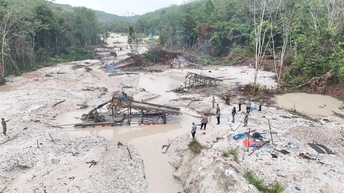 Polisi-TNI hingga Dubalang Tertibkan PETI di Kuansing, 14 Rakit Dimusnahkan