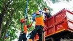 Petugas UPS Badan Air Bersihkan Saluran Tanah Baru Jagakarsa